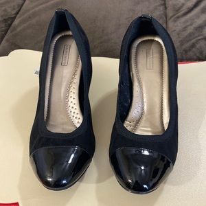 Laura Scott black woman size 17 shoes.